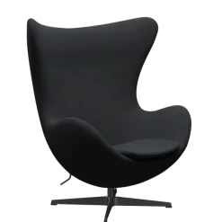 3316 Ægget loungestol, stel i sort af Arne Jacobsen