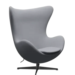 3316 Ægget loungestol, stel i sort af Arne Jacobsen