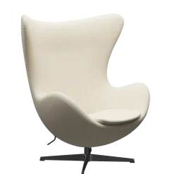 3316 Ægget loungestol, stel i sort af Arne Jacobsen