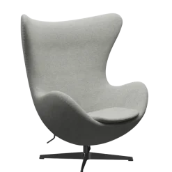 3316 Ægget loungestol, stel i sort af Arne Jacobsen