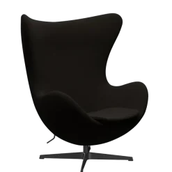 3316 Ægget loungestol, stel i sort af Arne Jacobsen