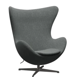 3316 Ægget loungestol, stel i warm graphite af Arne Jacobsen