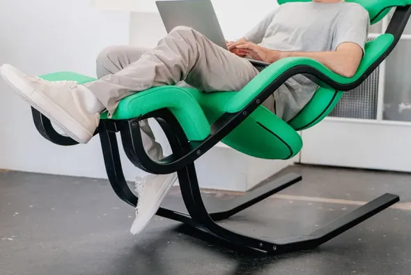 Gravity Balans Lænestol fra Variér (Sort ask)