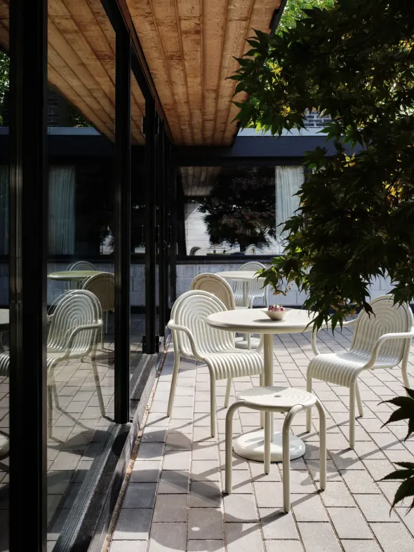 Groove udendørs cafébord fra Tom Dixon