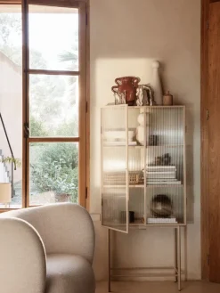 Haze vitrineskab, reeded glass fra Ferm Living