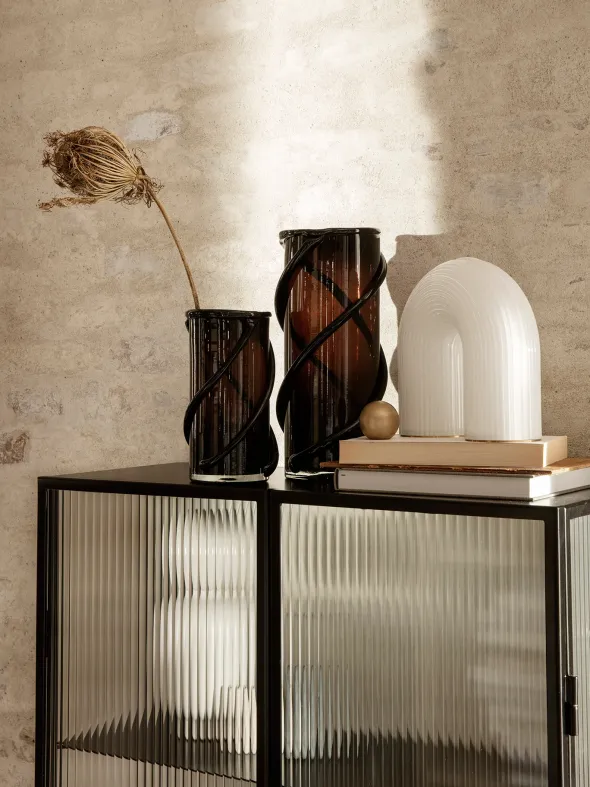 Haze vitrineskab, reeded glass fra Ferm Living
