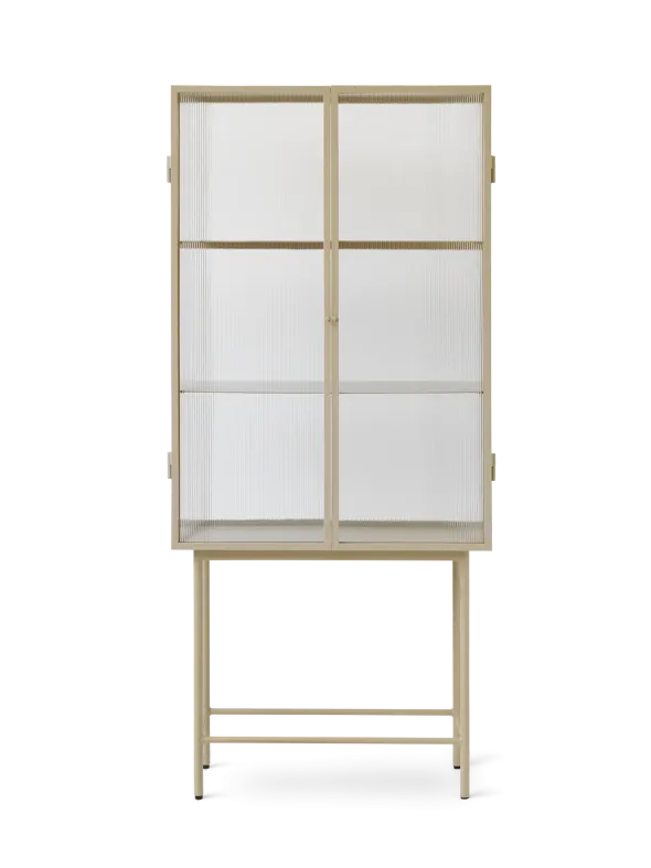 Haze vitrineskab, reeded glass fra Ferm Living