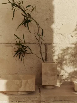 Hew high centrepiece, travertin fra Ferm Living