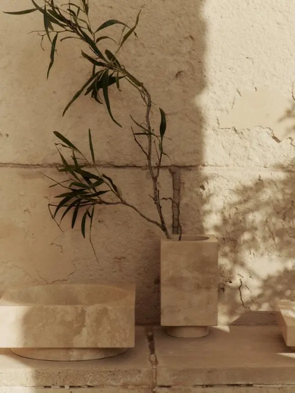 Hew high centrepiece, travertin fra Ferm Living