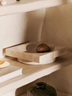 Hew low centrepiece, travertin fra Ferm Living