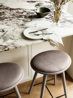 High Stool, grå bøg, Nuance Burned Grey læder, 69 cm, lav barstol fra Mater