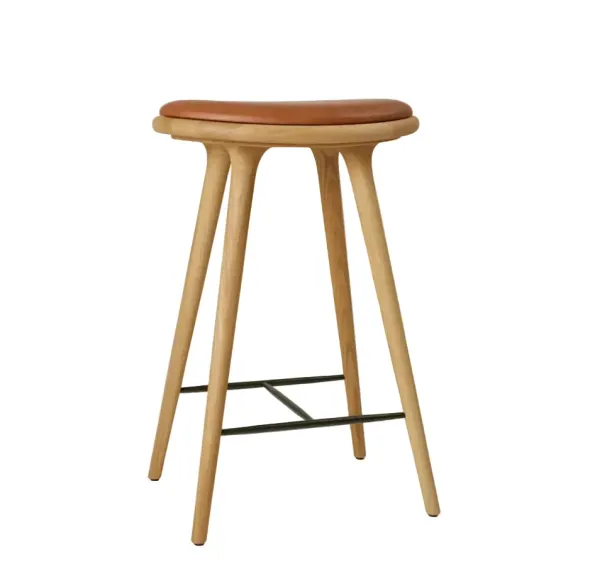 High Stool, olieret egetræ, Nuance Walnut læder, 69 cm, lav barstol fra Mater