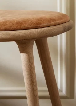 High Stool, sæbebehandlet eg, Pista Sand læder, 69 cm, lav barstol fra Mater