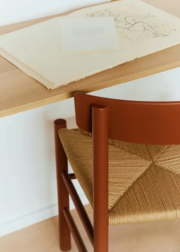 J39 Folkestolen, heritage red af Børge Mogensen