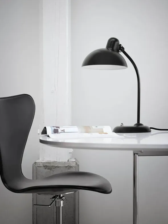 Kaiser Idell Bordlampe, kipbar fra Fritz Hansen