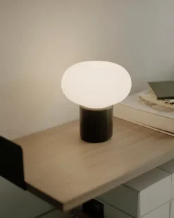 Karl-Johan portable bordlampe, Cold Black fra New Works