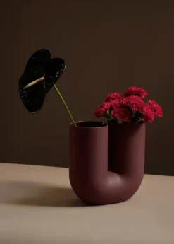 Kink Vase, deep red fra Muuto