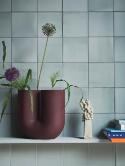 Kink Vase, deep red fra Muuto