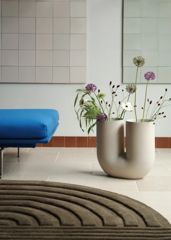 Kink Vase H 39 cm, sand fra Muuto