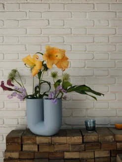 Kink Vase, light blue fra Muuto