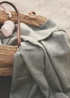 La Paz Plaid, dark grey fra Silkeborg Uldspinderi