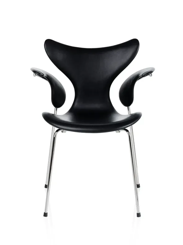 3208 Liljen med armlæn af Arne Jacobsen