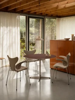 3208 Liljen med armlæn af Arne Jacobsen