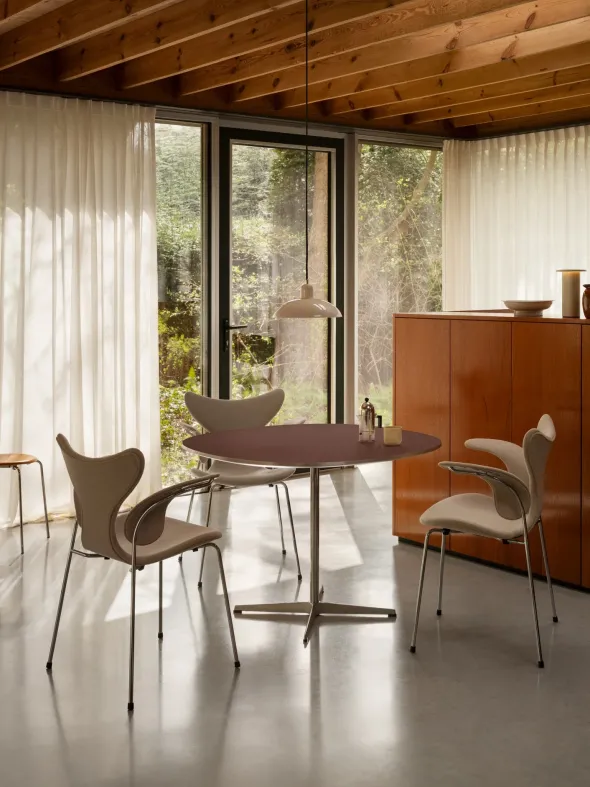 3208 Liljen med armlæn af Arne Jacobsen