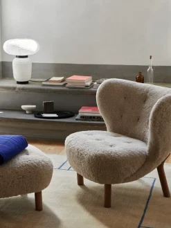 Little Petra inkl. skammel, Sheepskin Moonlight fra &Tradition
