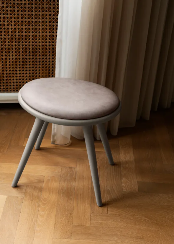 Low Stool, grå bøg, Nuance Burned Grey læder, 47 cm skammel fra Mater