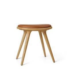 Low Stool, olieret egetræ, Nuance Walnut læder, 47 cm skammel fra Mater