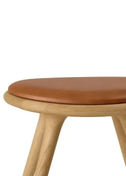 Low Stool, olieret egetræ, Nuance Walnut læder, 47 cm skammel fra Mater