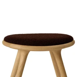 Low Stool, olieret eg, Kvadrat Baru 0390, 47 cm skammel fra Mater