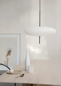 Model 2065 Pendel, hvide skærme med sort ledning fra Astep
