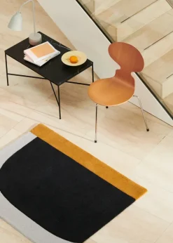 3100 Myren med 3 ben, sort stel af Arne Jacobsen