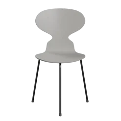 3100 Myren med 3 ben, sort stel af Arne Jacobsen