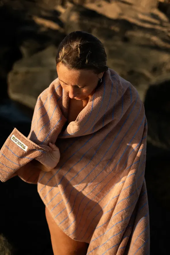 Naram towel - Camel & Ultramarine blue fra Bongusta