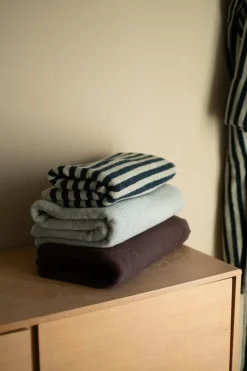 Naram towel - Sea foam & Deep teal fra Bongusta