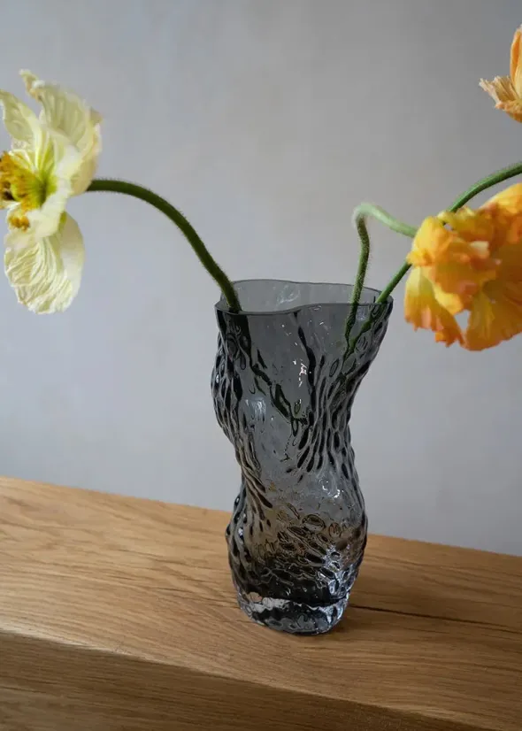 Ostrea Vase, midnight blue fra Hein Studio