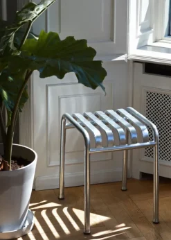 Palissade Stool, iron red fra Hay