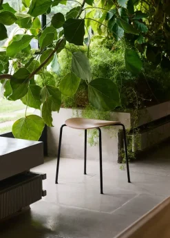 Pavilion Stool AV36 fra &Tradition
