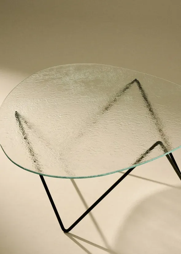 Pedrera Coffee Table, Transparent Structured Glass fra GUBI