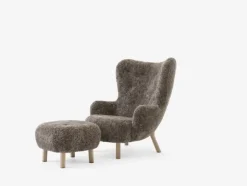 Petra VB3 inkl. Skammel, sheepskin sahara fra &Tradition