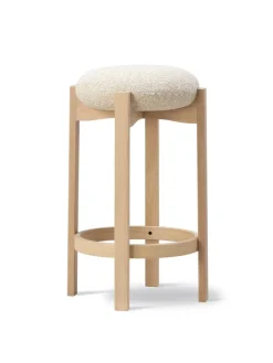 Pioneer Bar Stool, lacquered oak/zero 0001 fra Fredericia Furniture