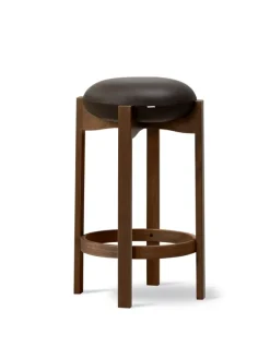 Pioneer Bar Stool, smoked oak/primo 86 fra Fredericia Furniture