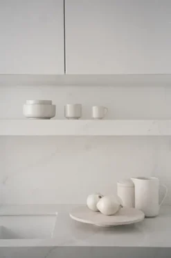 Pisu 15 Pitcher, vanilla white fra Louise Roe