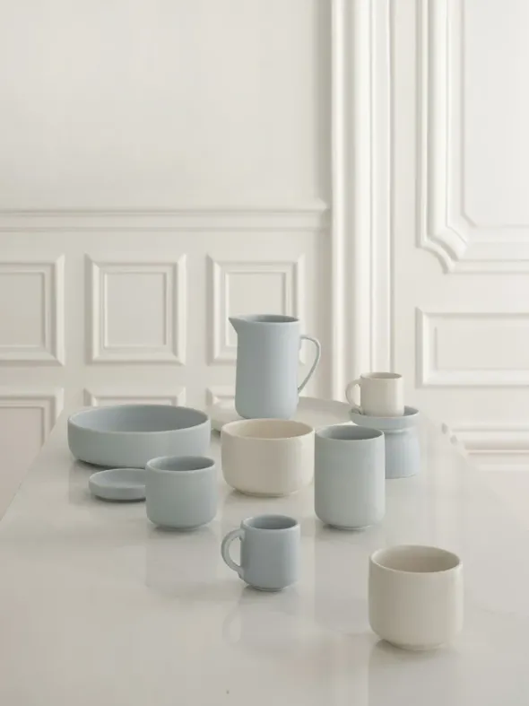 Pisu 14 Pitcher, vanilla white fra Louise Roe