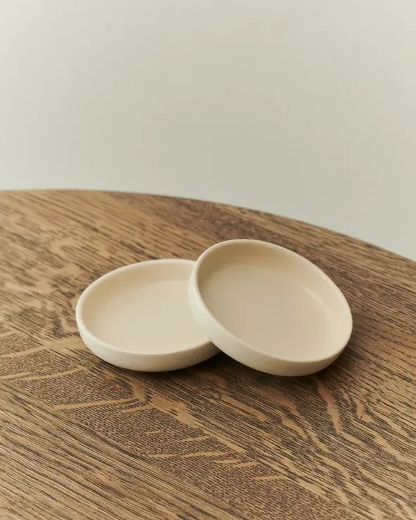 Pisu 09 Plate 2 pcs, vanilla white fra Louise Roe