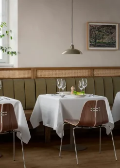 PK3 spisebordsstol, valnød af Poul Kjærholm