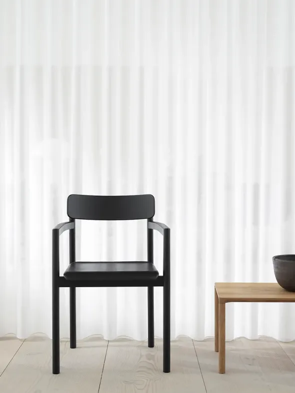 Post Spisebordsstol, eg sort lak fra Fredericia Furniture
